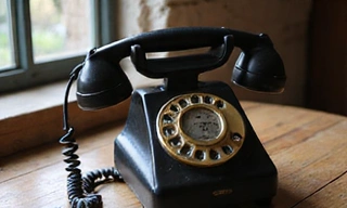 Illustration d'un téléphone vintage avec un cadran.