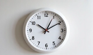 Illustration d'une horloge murale moderne affichant l'heure.